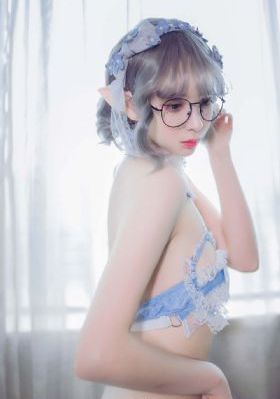 撩起英语老师湿润的蕾丝内裤